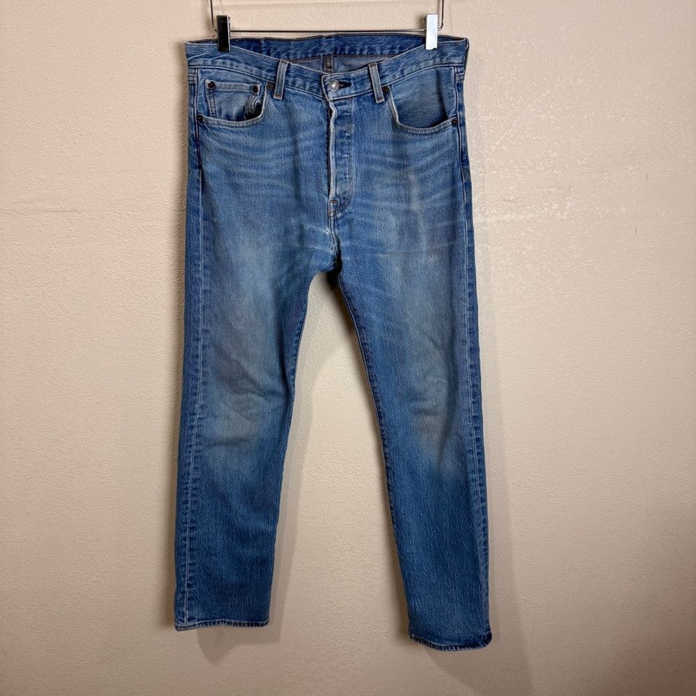 levis 501 light wash distressed vintage size 32X30